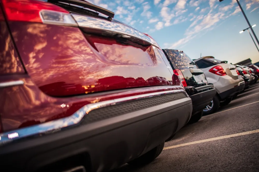 Primer plano de la parte trasera de un coche rojo estacionado en fila, son los autos más robados en México.